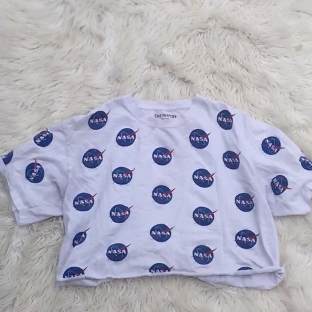 👗3/$30👗white nasa cropped t-shirt